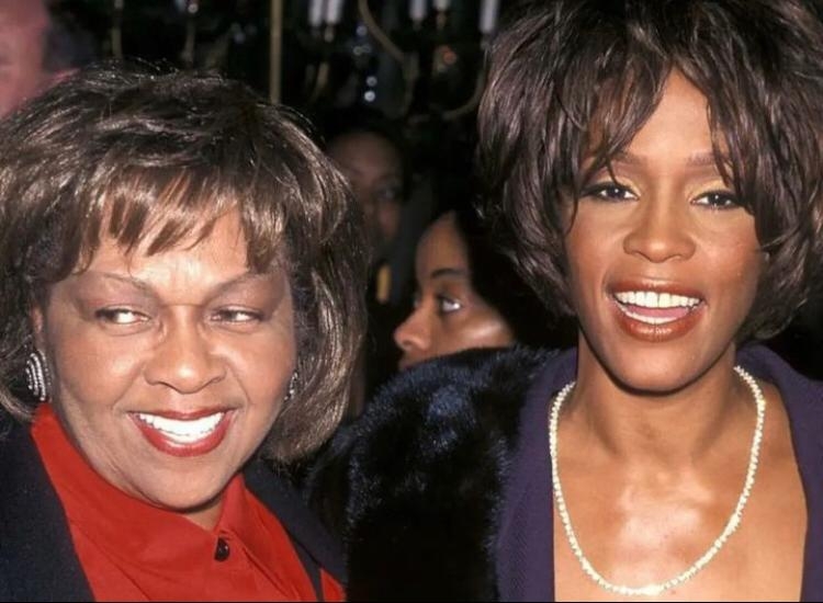 Há relatos de que a cantora só não assumia sua bissexualidade por conta do conservadorismo religioso da mãe, Cissy Houston.