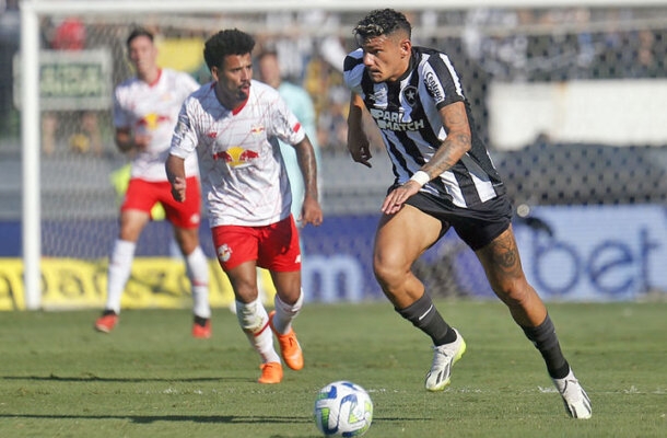 Outro assunto do Botafogo foi o retorno de Tiquinho Soares aos treinamentos. O atacante sofreu uma torção no tornozelo direito na partida contra o Bragantino e deve jogar contra o Fortaleza. Divulgação Vitor_Silva/Botafogo F.R.