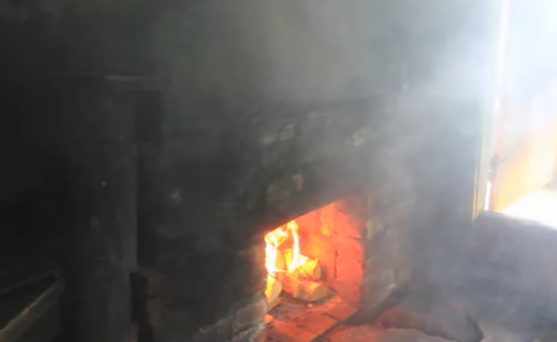 As brasas são misturadas diversas vezes até que o fogo vai consumindo a lenha de maneira uniforme, tornando o ambiente bastante aquecido. 