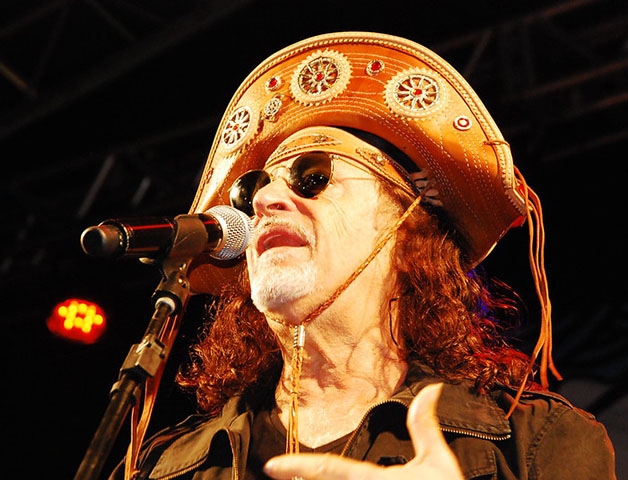 A música pernambucana também ganhou destaque nacional e internacional com artistas como Chico Science, Lenine e Alceu Valença. Reprodução: Flipar