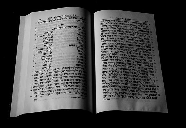 O Hebreu, por exemplo, deixou de ser usado por volta de 400 d.C, quando ficou preservado apenas na liturgia de judeus espalhados pelo mundo. Reprodução: Flipar