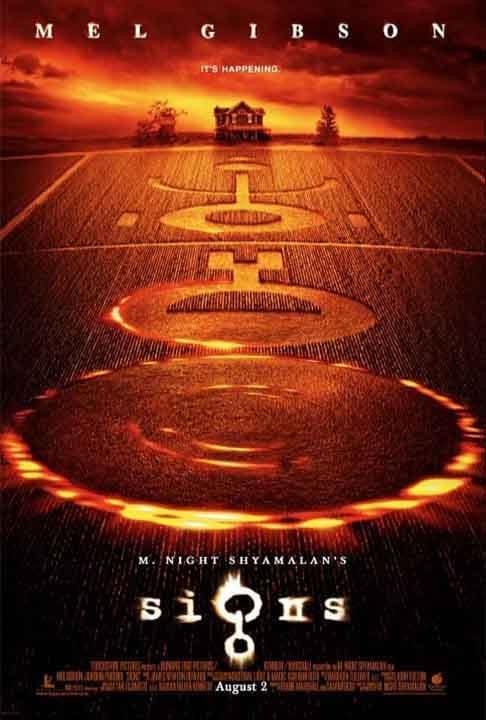 “Sinais” entrou em cartaz em 2002, escrito e dirigido pelo indiano M.Night  Shyamalan. A obra dividiu a opinião do público e da crítica com elogios à atmosfera criada para a história, mas reclamações quanto às atuações e ao roteiro. Mesmo assim, houve uma arrecadação de 72 milhões de dólares com bilheteria. 