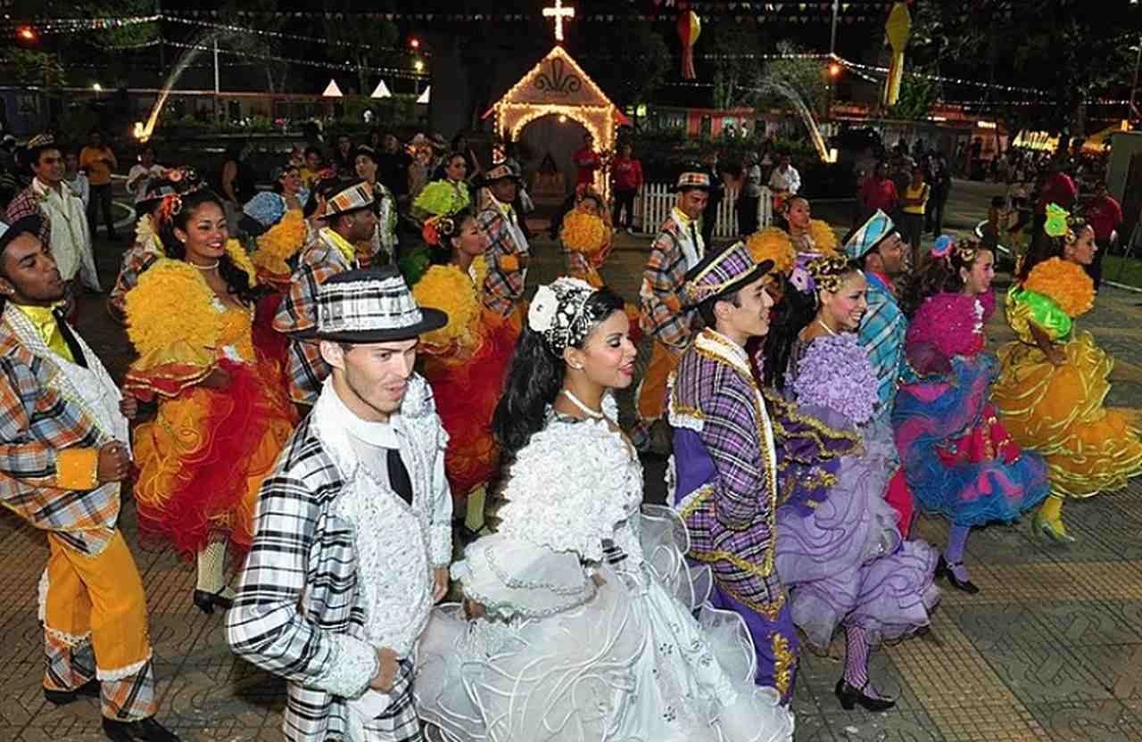 No roteiro da dança, além das coreografias, há uma encenação de casamento.  Essa cerimônia está associada a Santo Antônio, apelidado de santo casamenteiro. Os noivos formam o primeiro casal da apresentação e determinam o rumo dos demais participantes.
 Reprodução: Flipar