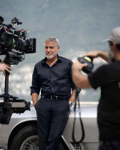 George Clooney é também um ativista engajado, usando sua fama para causas humanitárias. Desde a crise em Darfur, no Sudão, até o apoio a refugiados e campanhas contra injustiças sociais, ele demonstrou comprometimento com o impacto além das câmeras. 
 Reprodução: Flipar