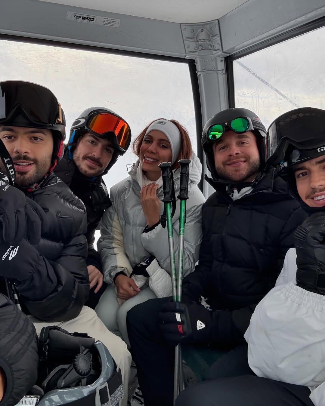 Anitta posa de sutiã e calcinha na neve durante viagem Instagram