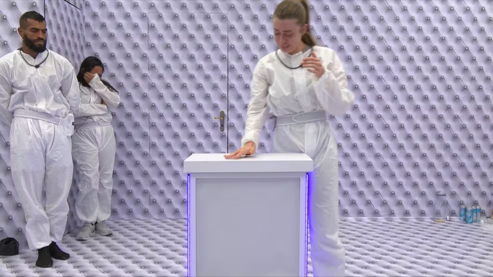 Elisa aperta botão vermelho e deixa o Quarto Branco do BBB 26. Foto: TV Globo