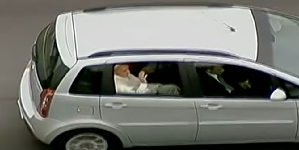 Também na visita ao Brasil, no Rio de Janeiro, o Papa preferiu ir até do aeroporto até a catedral num carro comum e ficou com as janelas abertas. Reprodução: Flipar