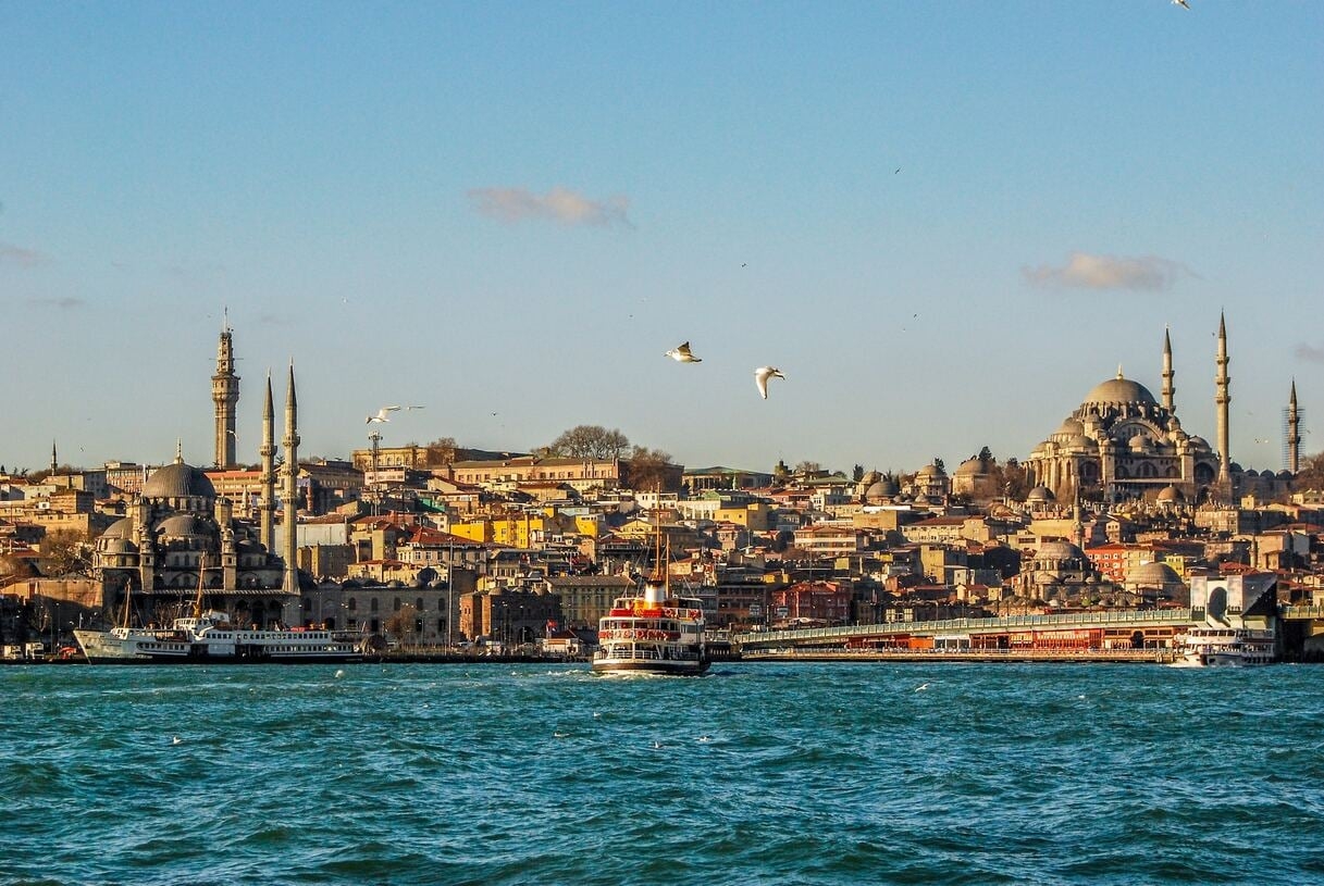 Durante séculos, Istambul foi conhecida como Bizâncio, depois Constantinopla, e, finalmente, assumiu seu nome atual em 1453, quando o Império Otomano conquistou a cidade, consolidando-a como um dos maiores centros culturais e políticos da época. Reprodução: Flipar