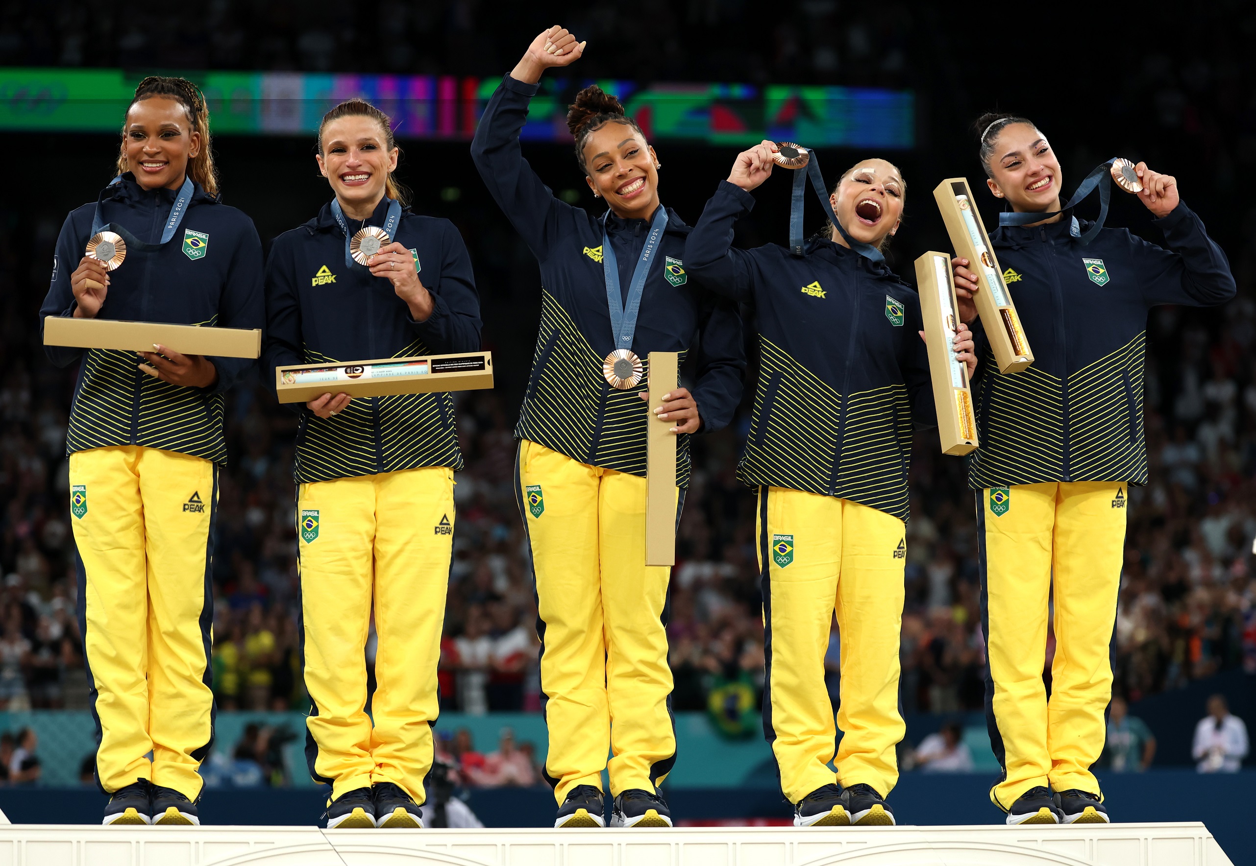 30 de julho - Medalhistas de bronze do Time Brasil comemoram no pódio durante a cerimônia de premiação da Final de Ginástica Artística Feminina por Equipe no quarto dia dos Jogos Olímpicos de Paris 2024. Essa foi a primeira vez que a ginástica feminina brasileira chegou ao pódio olímpico. Naomi Baker/Getty Images