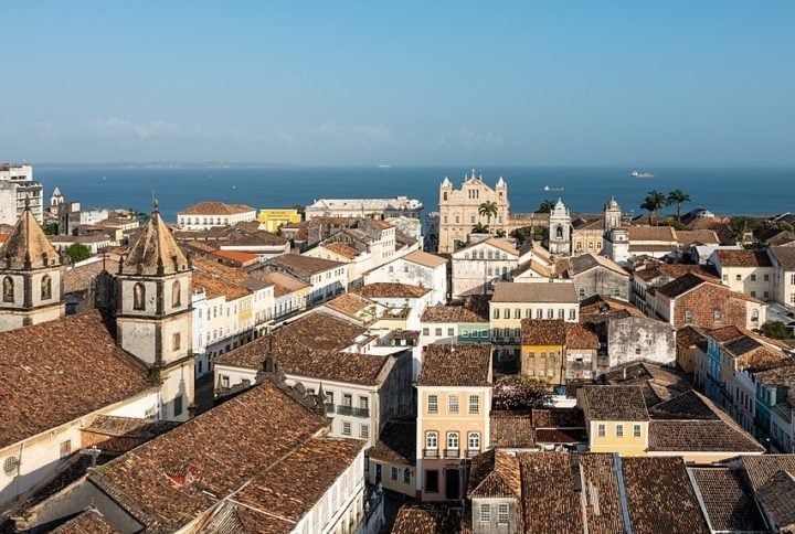 Além da riqueza histórica oriunda da colonização portuguesa, Salvador tem forte tradição de costumes trazidos por africanos e, por isso, tornou-se a maior referência no Brasil da  cultura afro-brasileira (que uniu formas de expressão). Na foto, o Dique do Tororó, ponto turístico de louvor aos orixás. Reprodução: Flipar