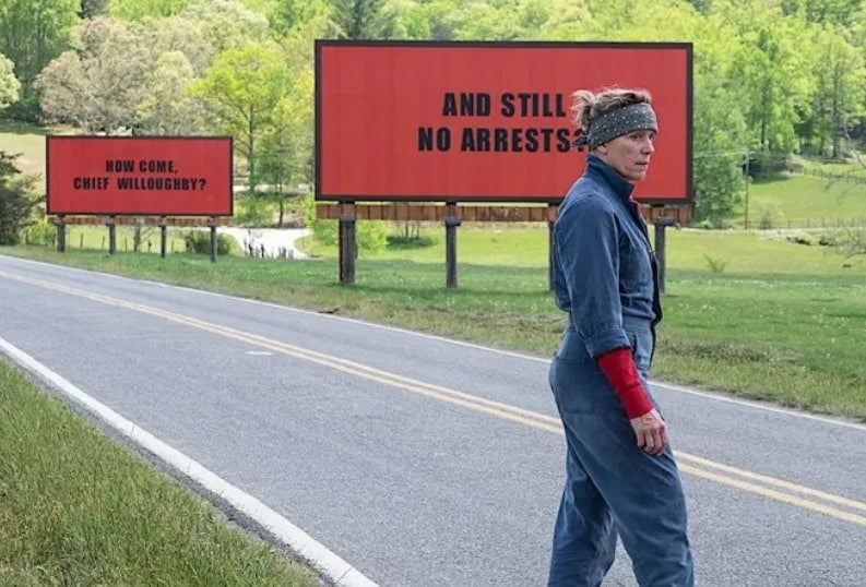 Três Anúncios para um Crime (2018)
Dirigido por Martin McDonagh, estrelado por Frances McDormand, Woody Harrelson e Sam Rockwell.
Uma mãe desafia as autoridades locais ao colocar anúncios questionando a inação na investigação do assassinato de sua filha.  Reprodução: Flipar