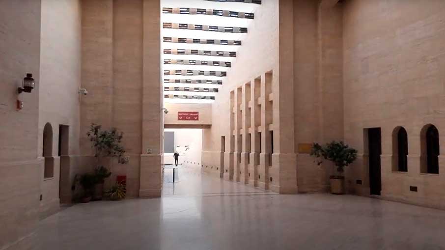 Os corredores do Katara Cultural Village são feitos de mármore puro para deixar o ambiente mais fresco. Foto: Felipe Carvalho