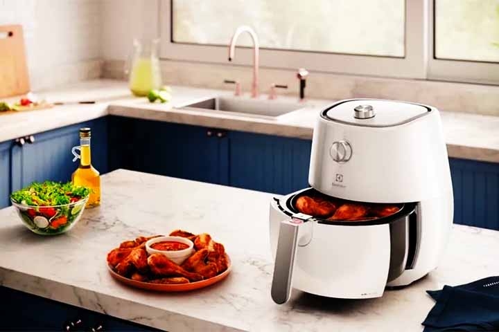 Outro risco importante relacionado à air fryer é o choque elétrico, que pode ocorrer, especialmente quando o aparelho é usado em áreas úmidas ou em contato com líquidos. Para garantir a segurança, inspecione regularmente o cabo e a tomada para verificar possíveis danos ou fios expostos.  Reprodução: Flipar