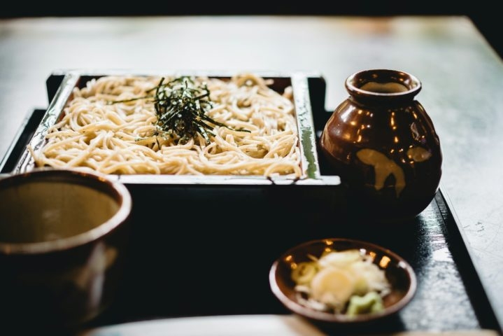 Udon e Soba: Udon são macarrões grossos feitos de trigo, servidos quentes ou frios com caldo e vários acompanhamentos. Soba são macarrões finos feitos de trigo sarraceno, também servidos quentes ou frios, muitas vezes com um molho de soja para mergulhar. Reprodução: Flipar