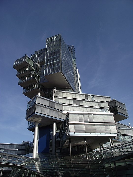 Norddeutsche Landesbank - Alemanha - Um dos maiores bancos comerciais da Alemanha, fica na cidade de Hannover  e chama atenção pela sobreposição de blocos como se fosse um gigantesco Lego.  Reprodução: Flipar