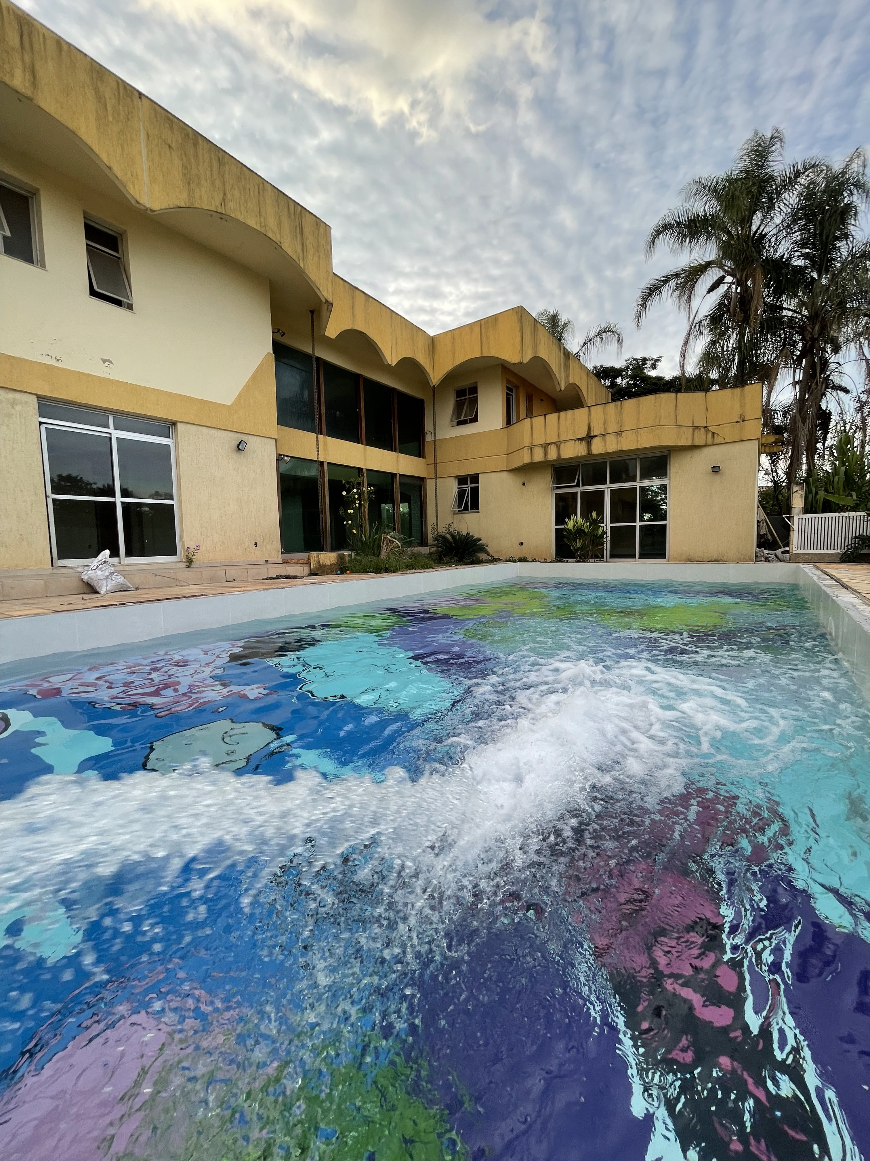 Deslize para o lado para ver o antes e depois da piscina da mansão de Jully Molinna Arquivo pessoal