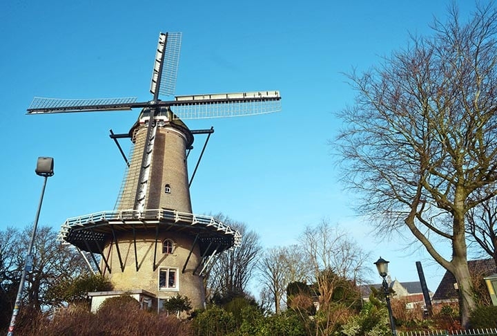 “Molen van Piet” é um moinho na cidade de Alkmaar. Inaugurado em 1769 para produzir farinha, está desativado. Passou a pertencer a Cornelius Piet em 1884, permanecendo em sua família por 109 anos. A exuberância de suas lâminas atrai a atenção de moradores e visitantes. Reprodução: Flipar