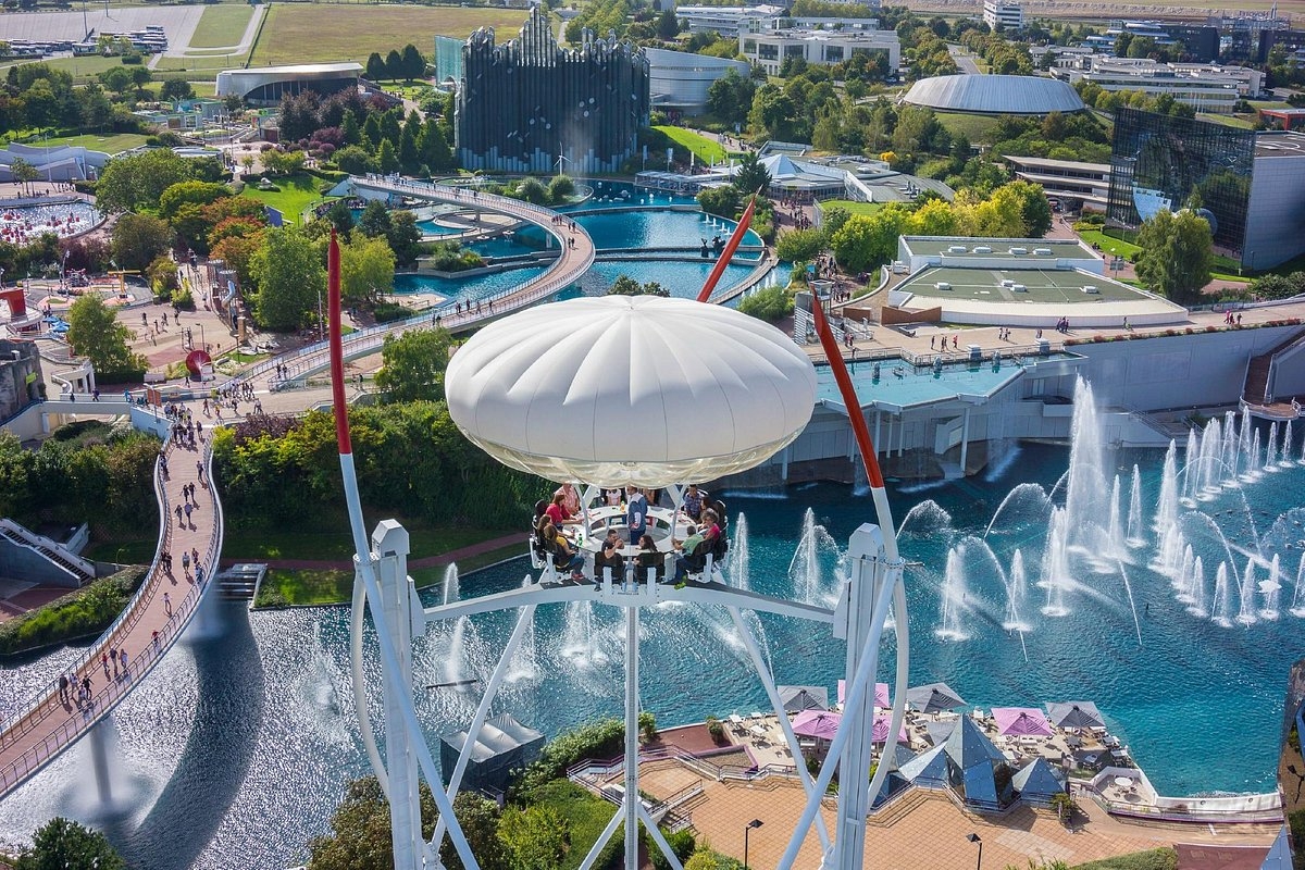 7°) Futuroscope (Poitiers, França): O parque é famoso por sua abordagem futurista e tecnológica e conta com filmes em 3D e 4D, simulações de realidade virtual, shows de luzes e espetáculos de acrobacias.