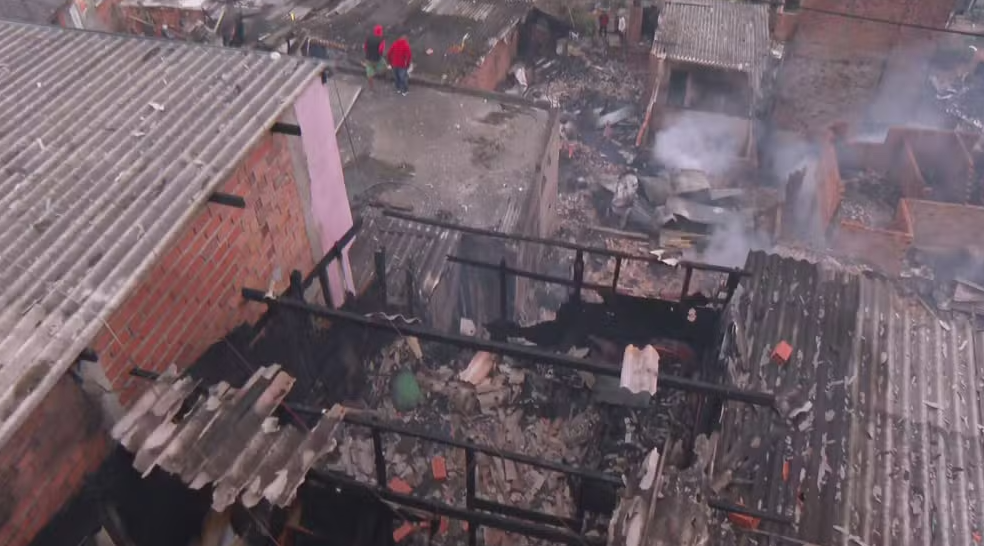 Casas após os bombeiros controlarem as chamas Reprodução: TV Globo