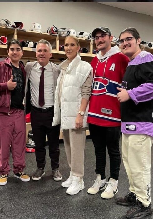A artista canadense esteve com os três filhos na partida de hóquei no gelo entre o Montreal Canadiens, time para o qual torce, e o Vegas Golden Knights, em Las Vegas.