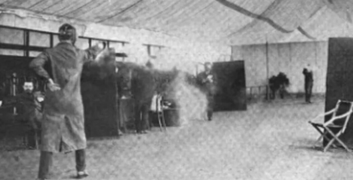 Duelo com pistolas - Em Atenas-1896 e Estocolmo-1912, a modalidade teve competições em que os atiradores tinham como alvos manequins. Quem acertasse mais vezes os bonecos era considerado vencedor.  Reprodução: Flipar