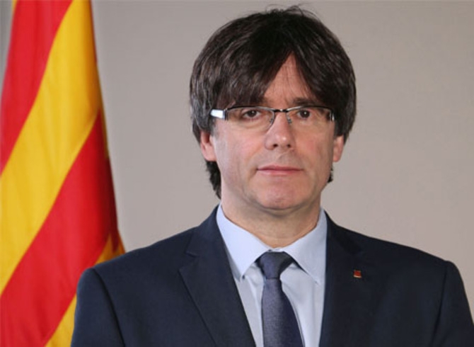 Segundo colocado na eleição, Sánchez poderia obter o apoio de Carles Puigdemont, ex-líder catalão, caso conceda a anistia.