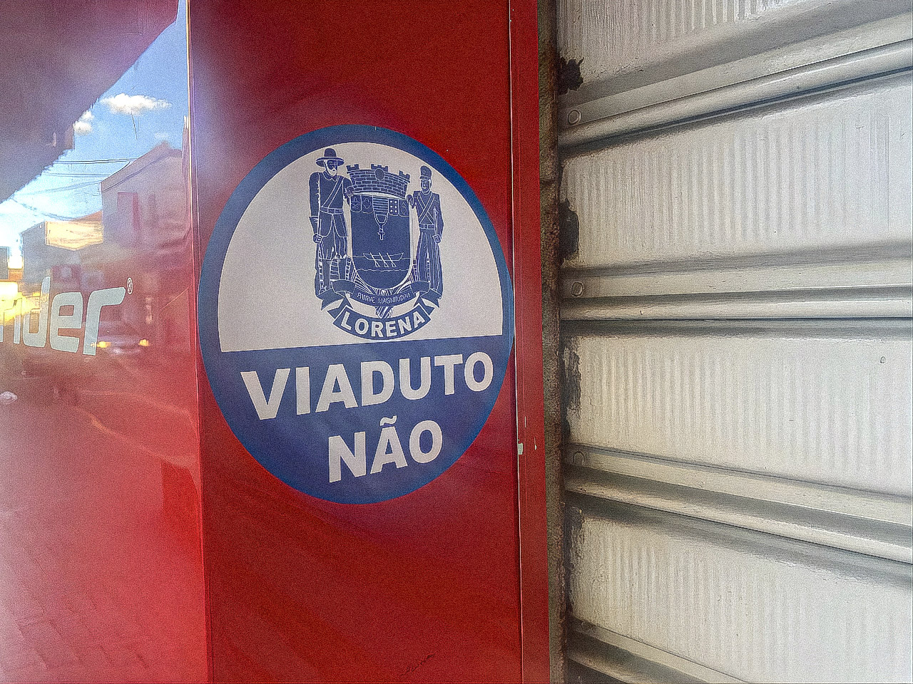 Adesivo do movimento "Viaduto Não". Foto: Antonio Samahá