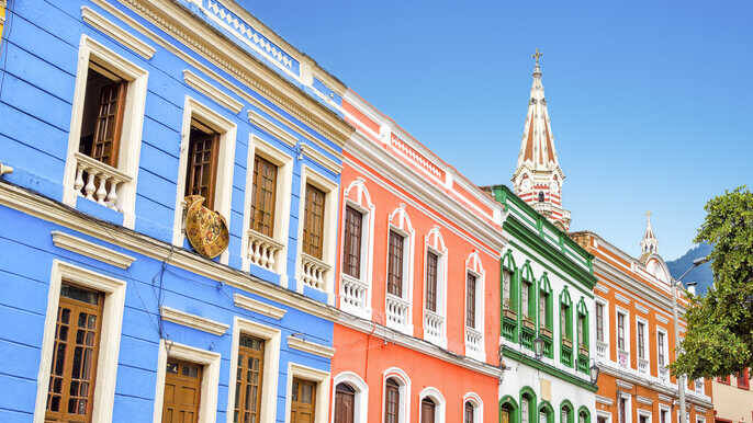 A região de La Candelaria também possui fachadas de diversas cores. Foto: Reprodução/Get Your Guide