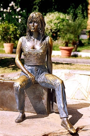 Brigitte Bardot: No auge da fama, nos anos 60, a atriz francesa escolheu Búzios, na Região dos Lagos do Rio de Janeiro, como refúgio, buscando fugir dos paparazzi e viver momentos de tranquilidade. A cidade retribuiu com uma estátua da estrela francesa na orla que passou a levar o seu sobrenome. 
 Reprodução: Flipar