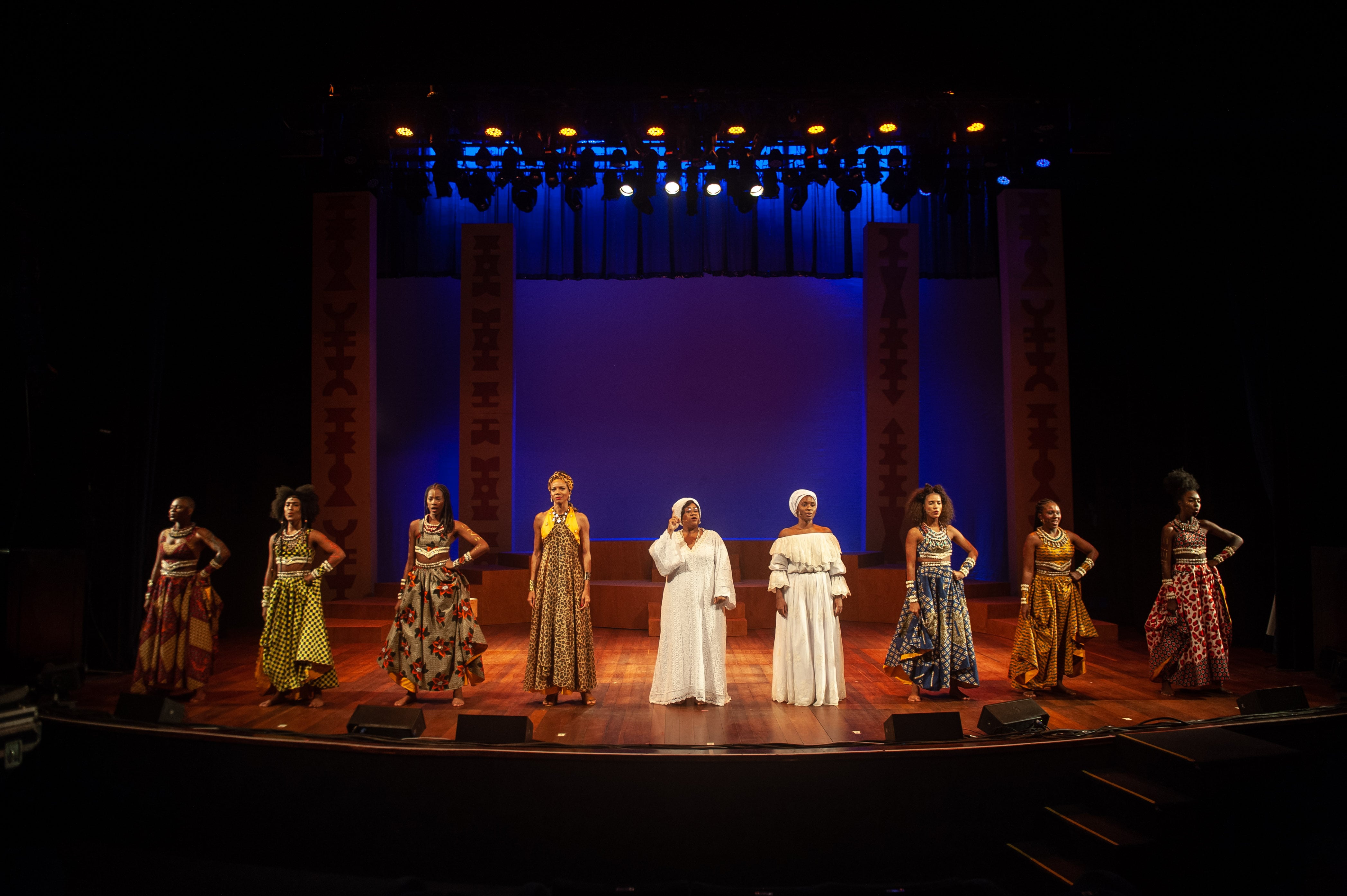 No centro do palco, Dona Ivone Lara e Clementina de Jesus vividas por Roberta Ribeiro e Ester Freitas, como Clementina de Jesus. Elas são acompanhadas da apresentadora dos espetáculos Veronica Bonfim. História é contada no espetáculo "Samba, Terreiro e Ancestralidade". Foto: Bernardo Cartolano