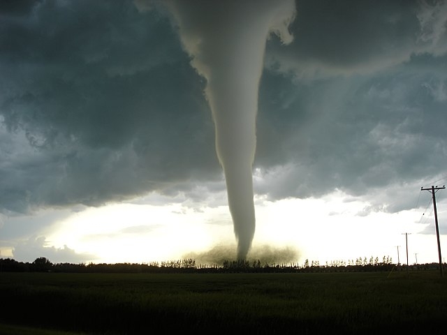  Os tornados duram apenas minutos enquanto os furacões podem levar dias. Tornados, mesmo breves, alcançam até 500 km/h, o dobro de um superfuracão. Além disso, tornados são vistos na totalidade. Já os furacões não são vistos por inteiro devido ao seu gigantismo.  Reprodução: Flipar