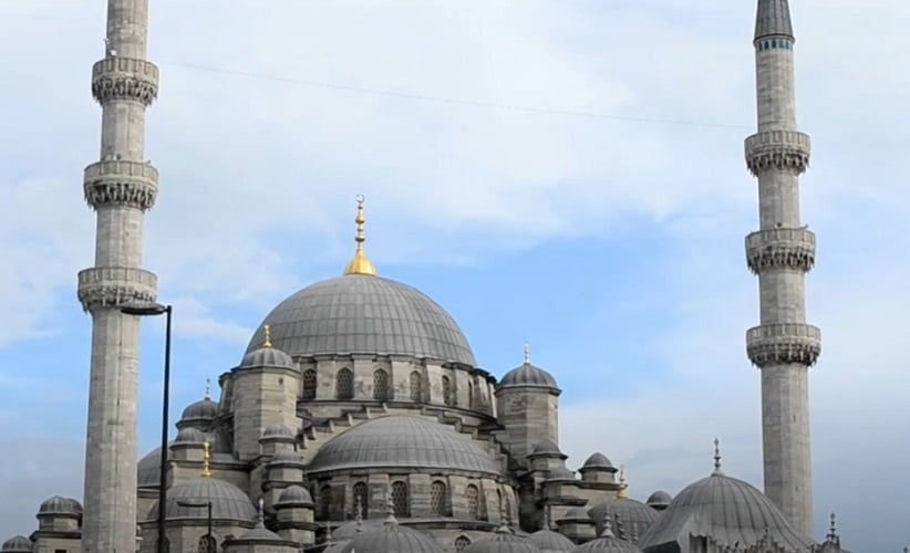 A Mesquita Nova e o Bazar das Especiarias, localizados no bairro de Eminönü, oferecem uma experiência vibrante, onde a arquitetura otomana e os aromas de especiarias se misturam em uma autêntica imersão na vida cotidiana da cidade. Reprodução: Flipar