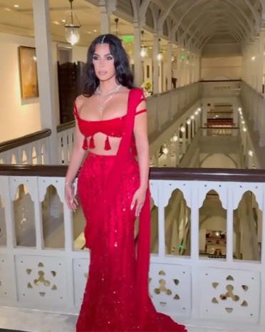 Kim Kardashian é criticada por suas escolhas de vestido em casamento indiano Reprodução/Instagram