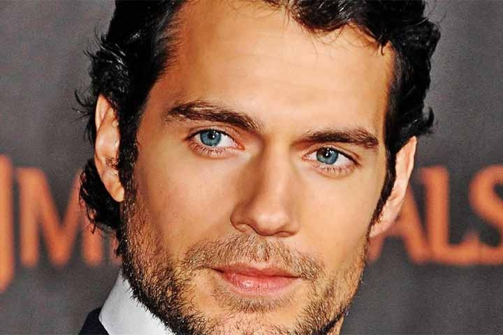 Henry Cavill - O ator, famoso pelo papel de Superman no cinema, possui heterocromia setorial. Ele tem um olho esquerdo com uma mancha marrom na parte superior, enquanto o restante da íris é azul. Seu olho direito é completamente azul. Essa característica é sutil, mas perceptível em fotos de close-up. 


 Reprodução: Flipar