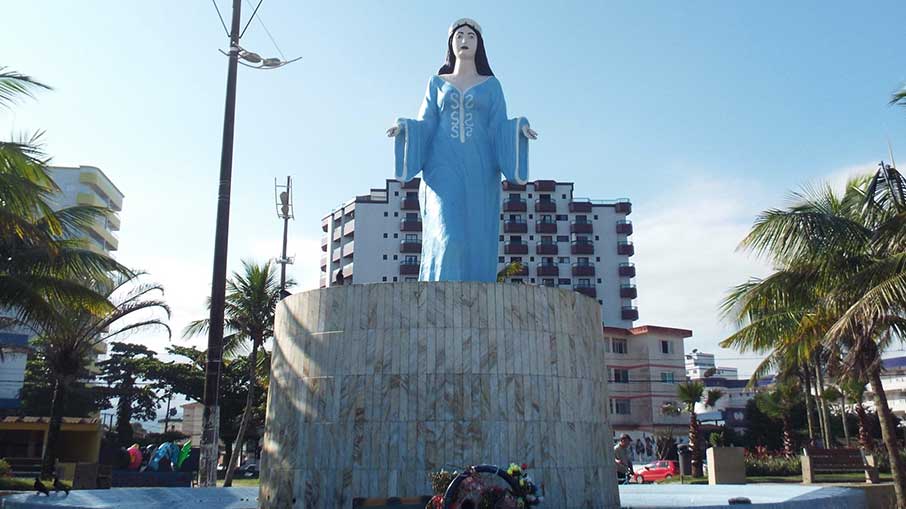 Estátua de Yemanjá abençoa a Praia Mirim, em Praia Grande. Foto: Divulgação/PMPG 19.12.2022