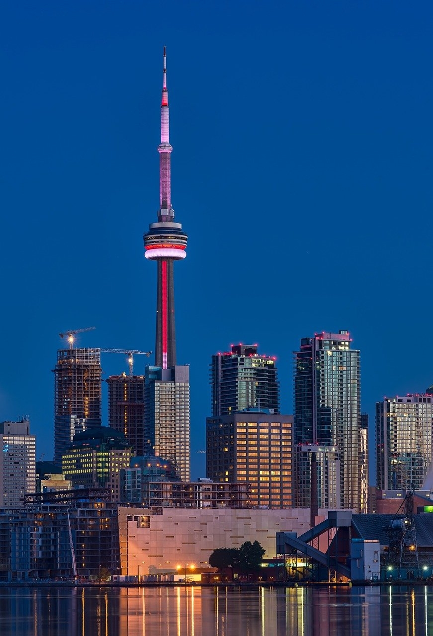 CN Tower - 553 metros - Canadá - Foi inaugurada em Toronto em 1976. Durante 30 anos, foi considerada a torre mais alta do mundo. Sua vista oferece uma visão privilegiada para o Lago Ontário e CN Tower se tornou um símbolo icônico do país, recebendo milhares de visitantes todos os anos. Reprodução: Flipar