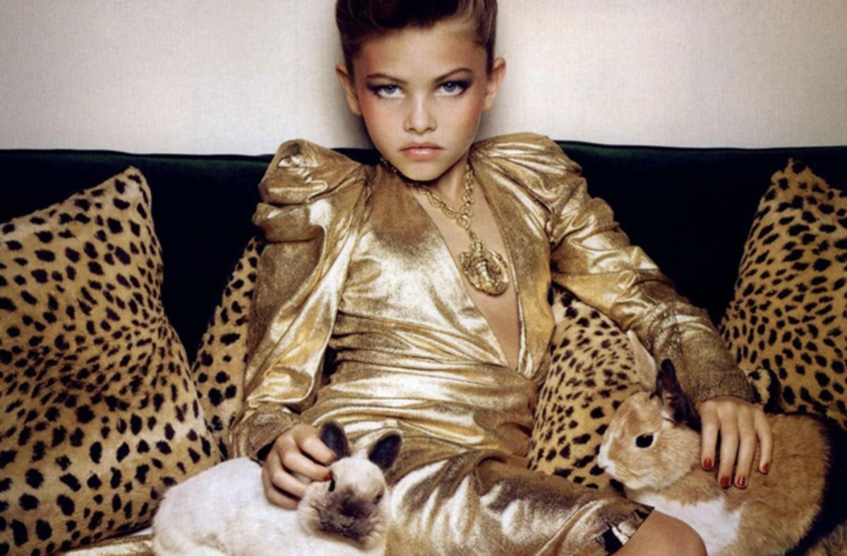 Aos 10, Thylane e a mãe se envolveram em uma polêmica após a menina posar para uma capa da revista ‘Vogue Enfants’, braço infantil da Vogue Paris, com ‘maquiagem e roupas de uma mulher adulta’. Reprodução