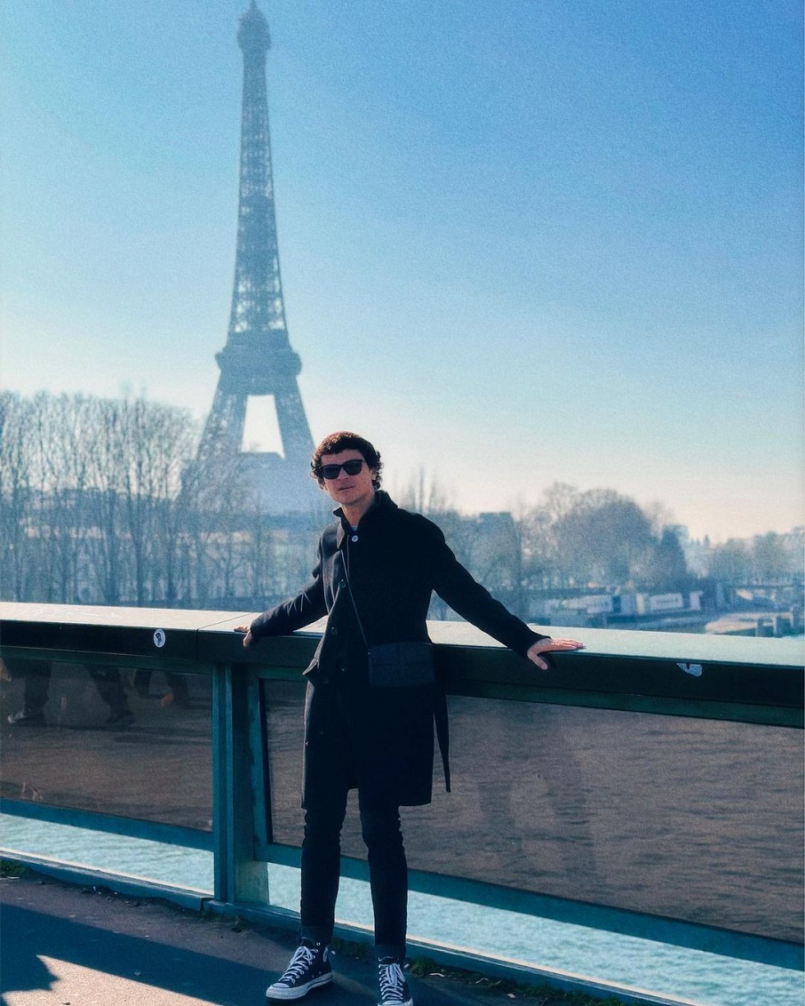 O ator Max Petterson em Paris, na França. Foto: Reprodução/Instagram 28.02.2023