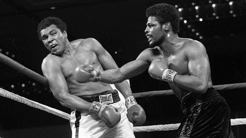 Em 1978, Muhammad Ali perdeu o cinturão peso-pesado da organização WBA e The Ring para Leon Spinks, por decisão. Reprodução: Flipar