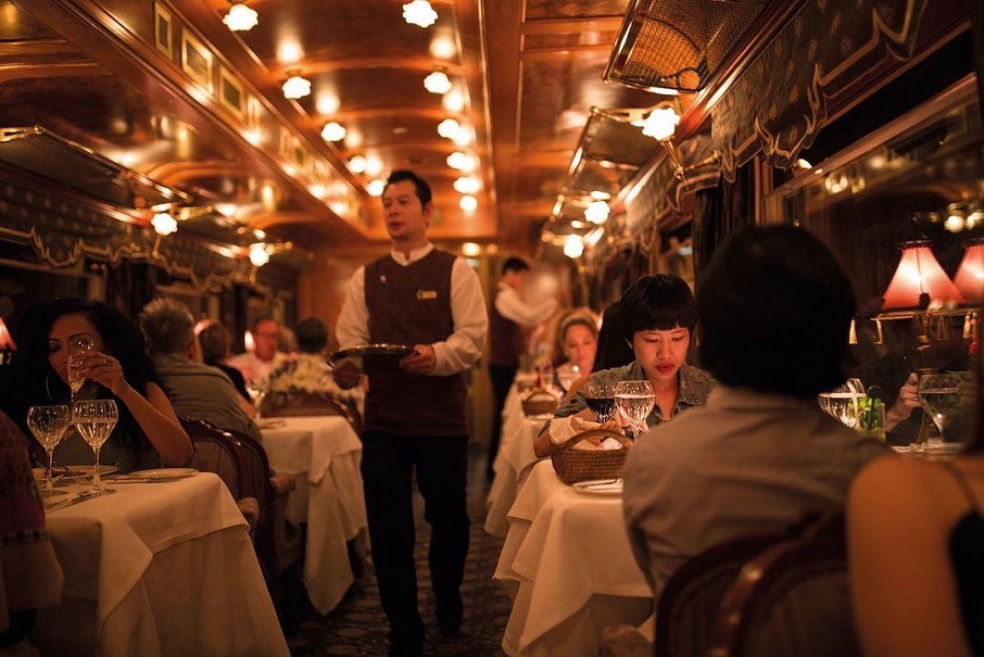 Restaurante do trem de luxo The Eastern & Oriental Express, da Belmond, que faz itinerário no Sudeste Asiático. Foto: Reprodução/Instagram 26.07.2023