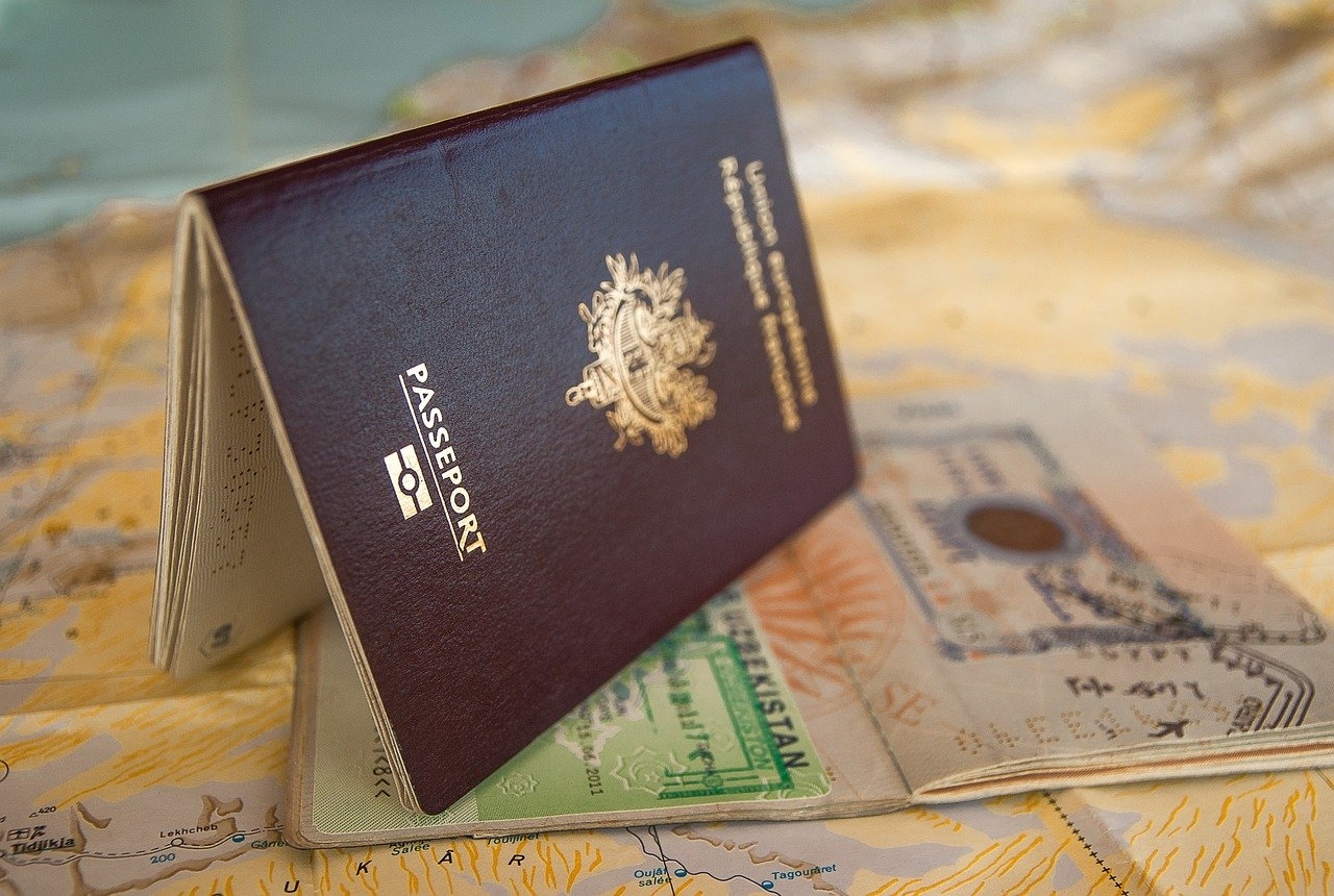 Com ou sem visto, jamais esqueça de verificar a validade do passaporte e, se o prazo estiver terminando, renove com antecedência para não haver risco de não poder viajar.  Reprodução: Flipar