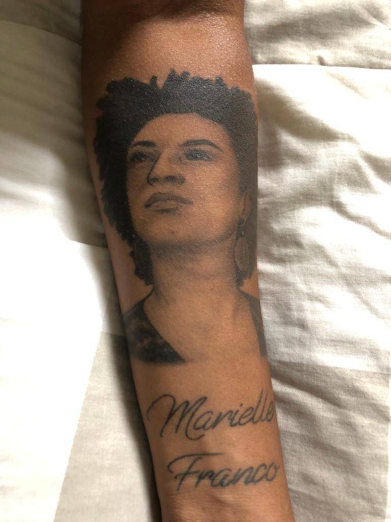 Rosto de Marielle Franco tatuado no braço de Saulo DiCaprio Mendes Borges, 34; tatuagem foi finalizada no dia de aniversário de 42 anos da vereadora. Foto: Acervo pessoal