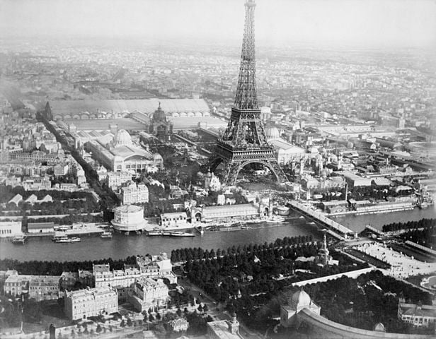 Curiosamente, a torre foi feita para a Exposição Universal de 1889, que comemorava o primeiro centenário da Revolução Francesa. Não seria um monumento permanente.  Foi construída para durar somente 20 anos. Reprodução: Flipar
