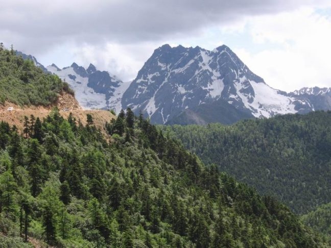 Yanjin é um destino turístico popular para os viajantes que procuram experimentar a beleza natural e a cultura rica de Yunnan. Reprodução: Flipar