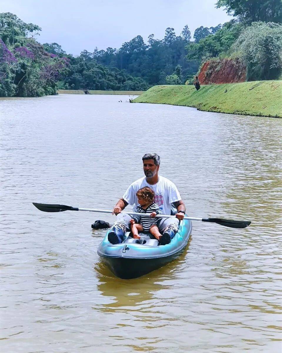 Bruno Gagliasso ao lado do filho em passeio de canoa. Foto: Reprodução/Instagram