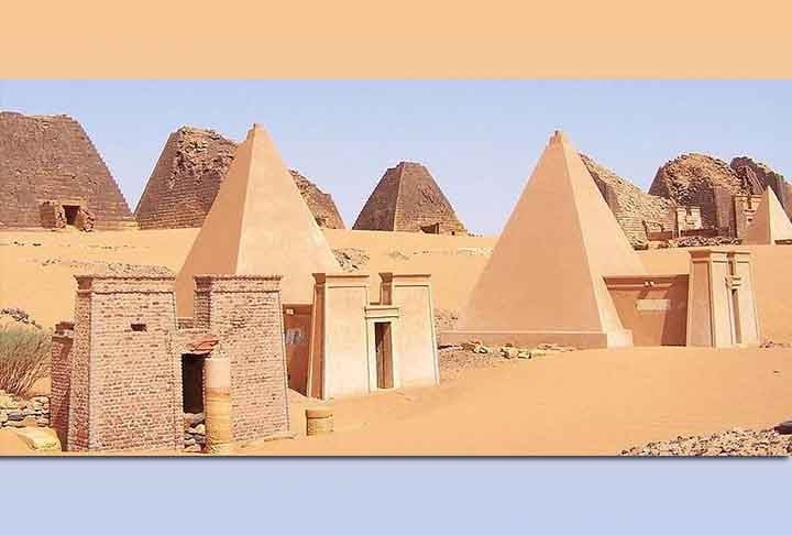 Desde os anos 590 a.C., as pirâmides passaram a ser construídas de uma maneira mais distribuída pelo Sudão até 300 d.C, quando o Reino Cuxe entrou no seu período de derrocada.  Reprodução: Flipar