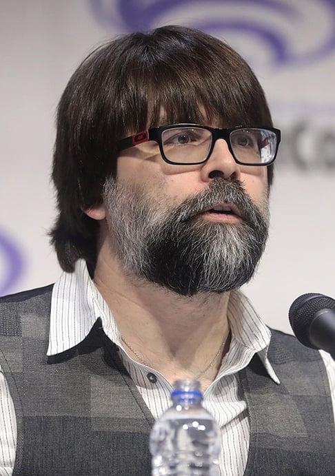 Filho de peixe, peixinho é: com 51 anos, Joe Hill é um renomado autor contemporâneo, conhecido por seus trabalhos no gênero de suspense e horror, e filho do famoso escritor Stephen King.