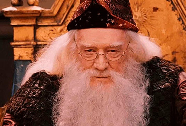 Na série “Harry Potter”, que também é uma franquia com oito filmes de bastante sucesso no cinema, Hogwarts Alvo Dumbledore é o diretor da escola de magia. 

 Reprodução: Flipar