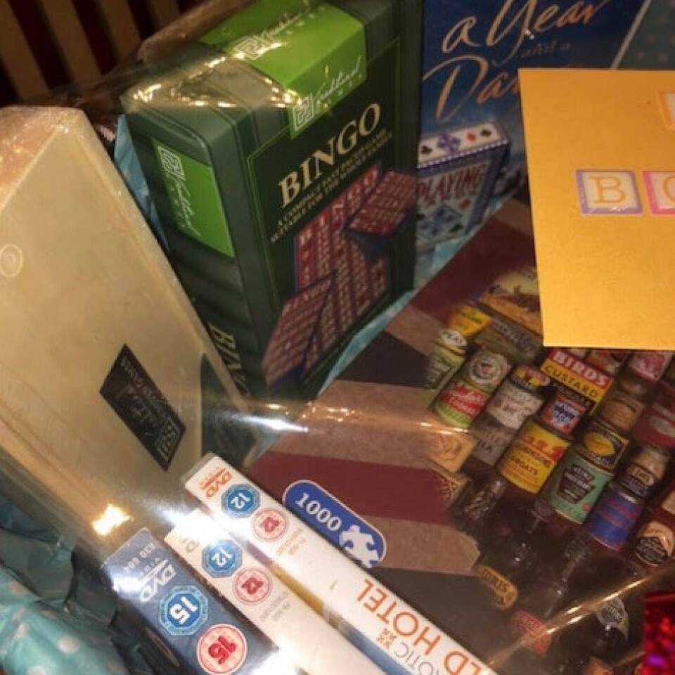 Até um jogo de bingo estava incluído na caixa!. Foto: Facebook