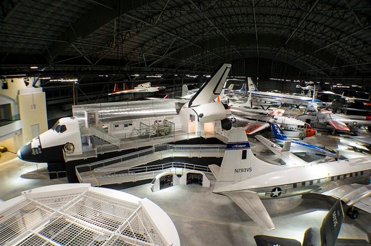 Lá, o Museu da Força Aérea Espacial em Cabo Canaveral abriga uma coleção impressionante de artefatos espaciais, desde foguetes históricos até trajes espaciais originais. Reprodução: Flipar